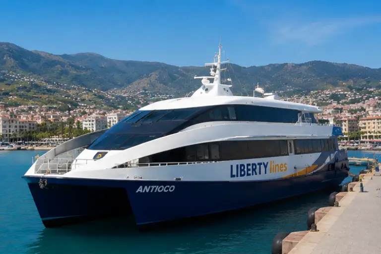 Hydrofoils between Reggio Calabria and Sicily
